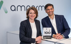 Prof. Dr. Julia Daecke und M. Abeynaike mit dem Top 100 Award