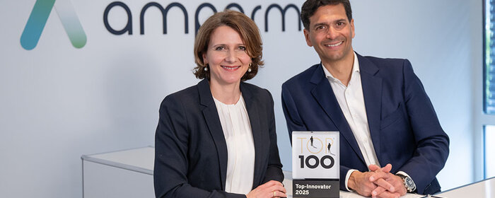 Prof. Dr. Julia Daecke und M. Abeynaike mit dem Top 100 Award