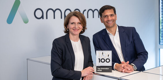 Prof. Dr. Julia Daecke und M. Abeynaike mit dem Top 100 Award