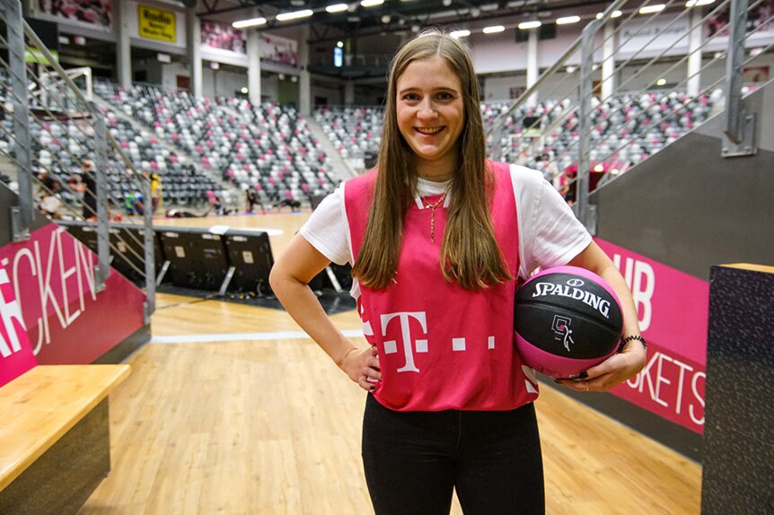 Pia im Basekts-Trikot in der Halle der Baskets