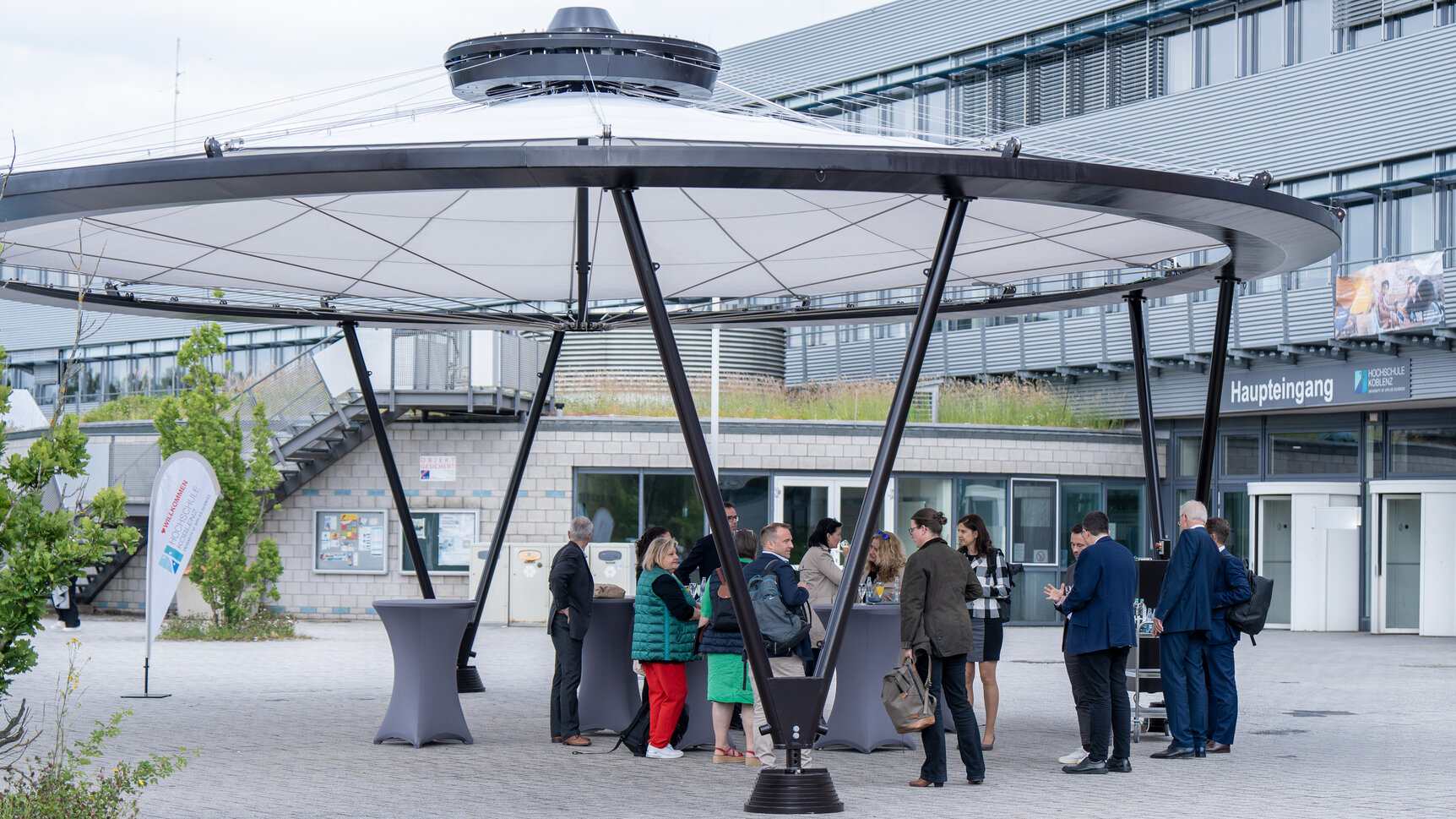 Seilschirmpavillion vor der Hochschule Koblenz