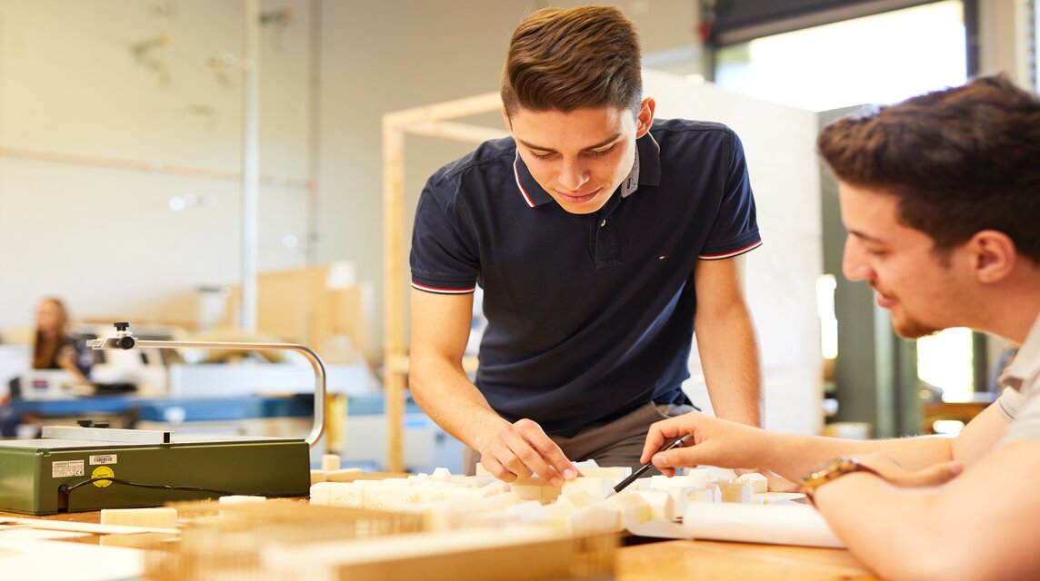 Studierende in Modellbauwerkstatt