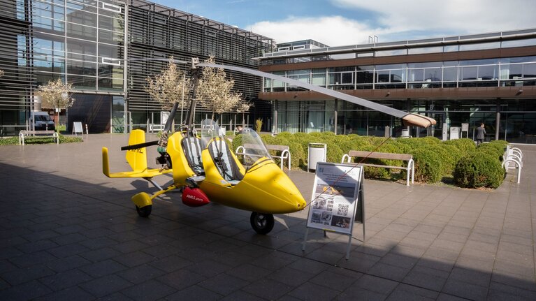 Gelber Tragschrauber im Innenhof des Campus Remagen (Hochschule Koblenz)