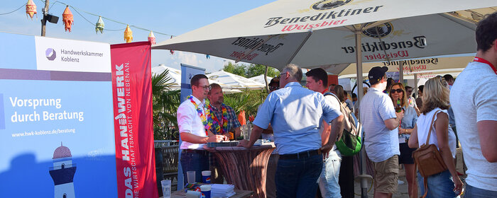 Personen im Austausch am Stattstrand