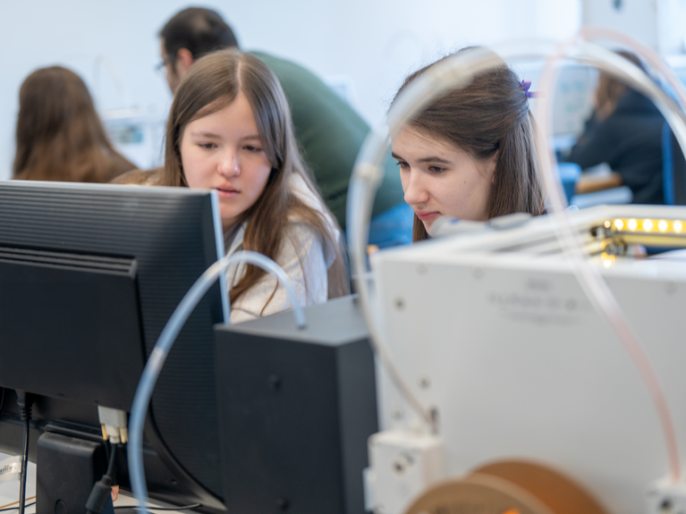 Zwei Mädchen an einem Computer