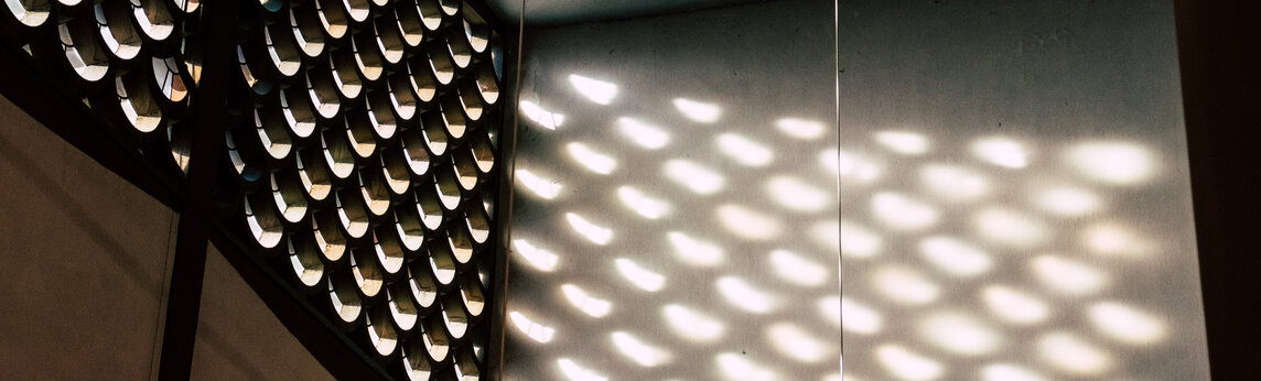 Licht-Schatten-Muster auf Beton