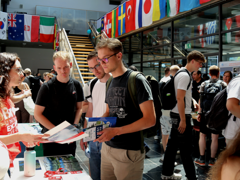 Studierender am Stand