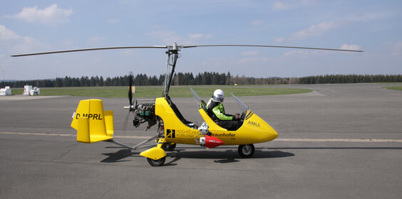 Tragschrauber auf einem Landeplatz