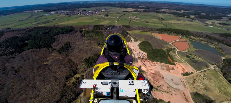 Tragschrauber in der Luft während eines Flugs