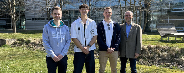Gruppenfoto vor dem RheinAhrCampus Gebäude: Simon Knudsen, Caan Grüneberg, Jonas Baumann und Prof. Dr. Michael Langenbahn
