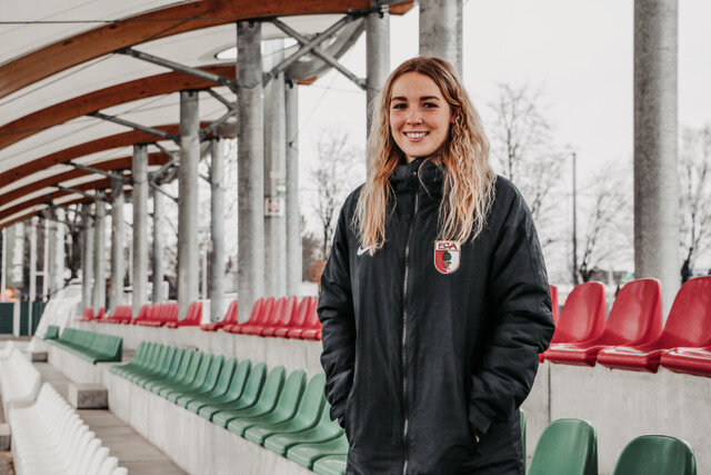 Svenja im FCA-Outfit auf der Tribüne