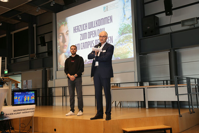 Alpay Aydin und Prof. Stoffel bei der Begrüßung zum Open Day in Remagen