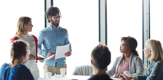 Meetingsituation in hellem Büro