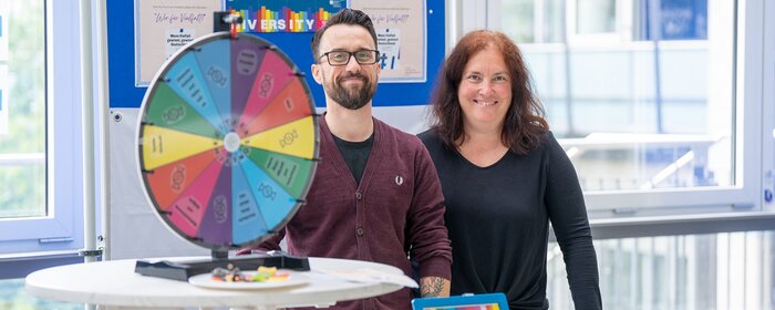 Ein Mann und eine Frau stehen am Projektstand.