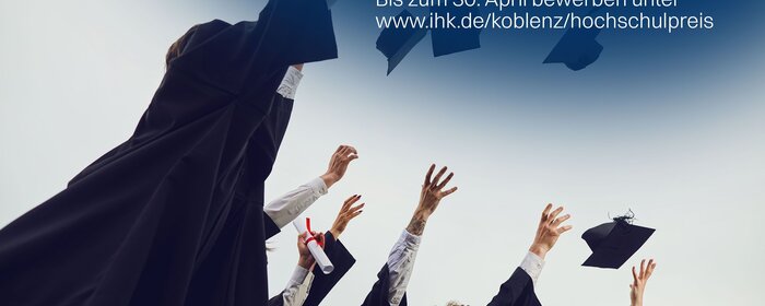 Hände in der Luft mit Absolventenhüten