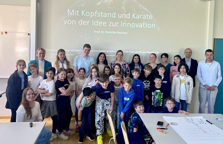 Gruppenfoto Klasse 3a der Aloisius-Grundschule Ahrweiler mit Prof. Mareike Heinzen und Manou van Dijk