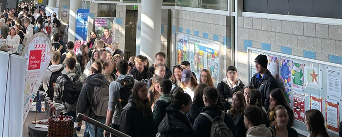 Teilnehmende in den Fluren der Hochschule.