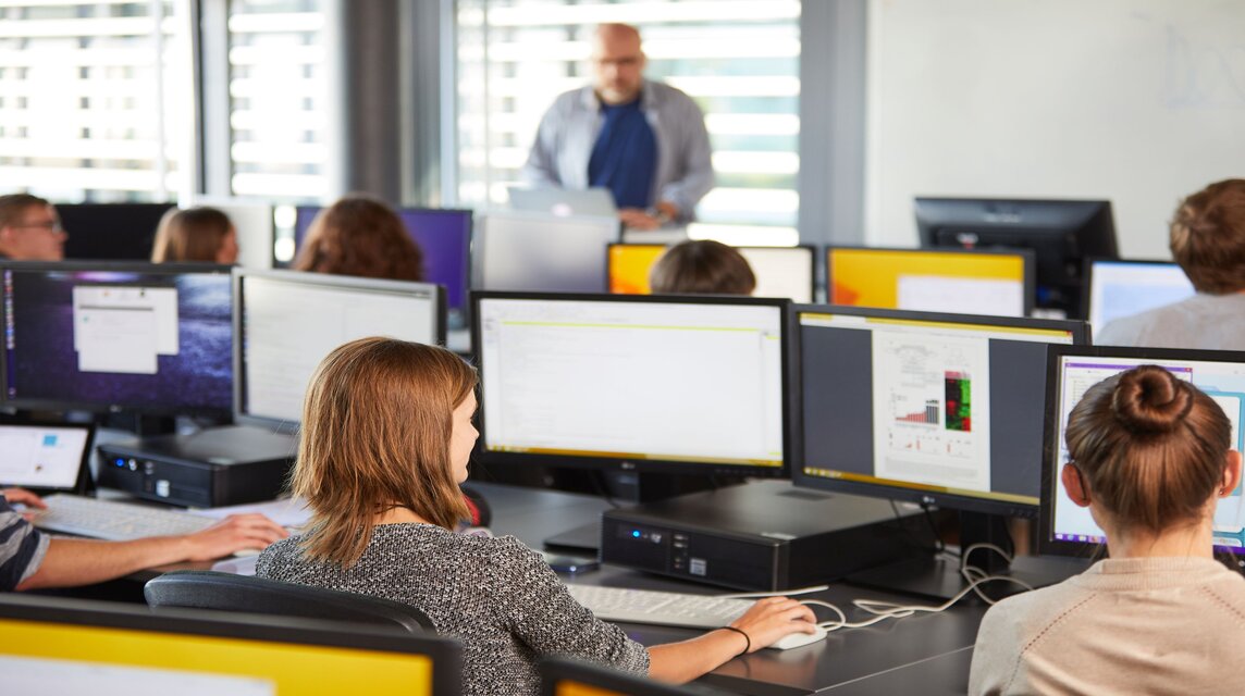 Studentin in der Vorlesung am PC