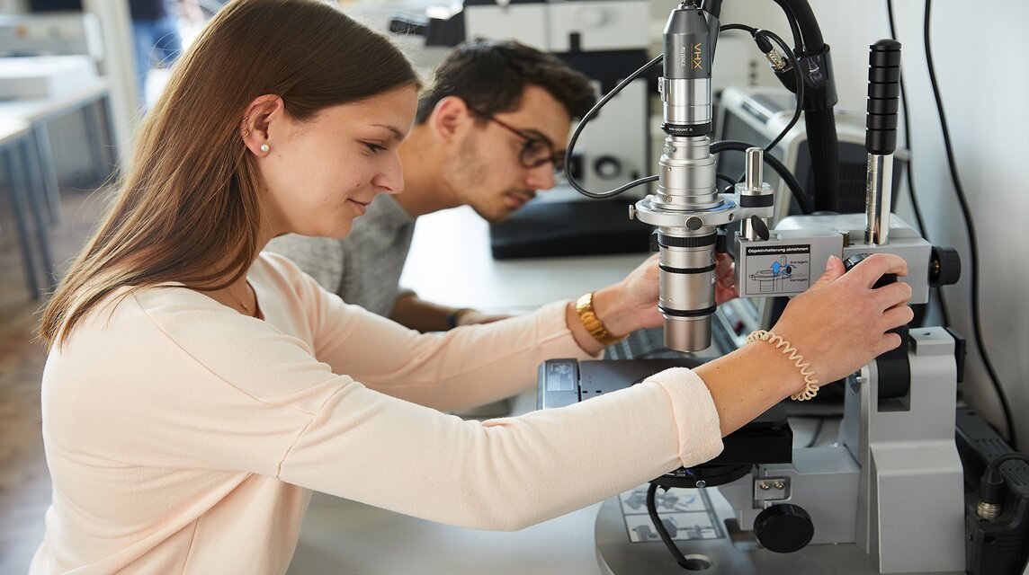 Studierende arbeiten am Gerät