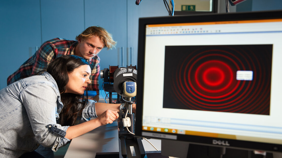 Studentin und Student beim technischem Versuch