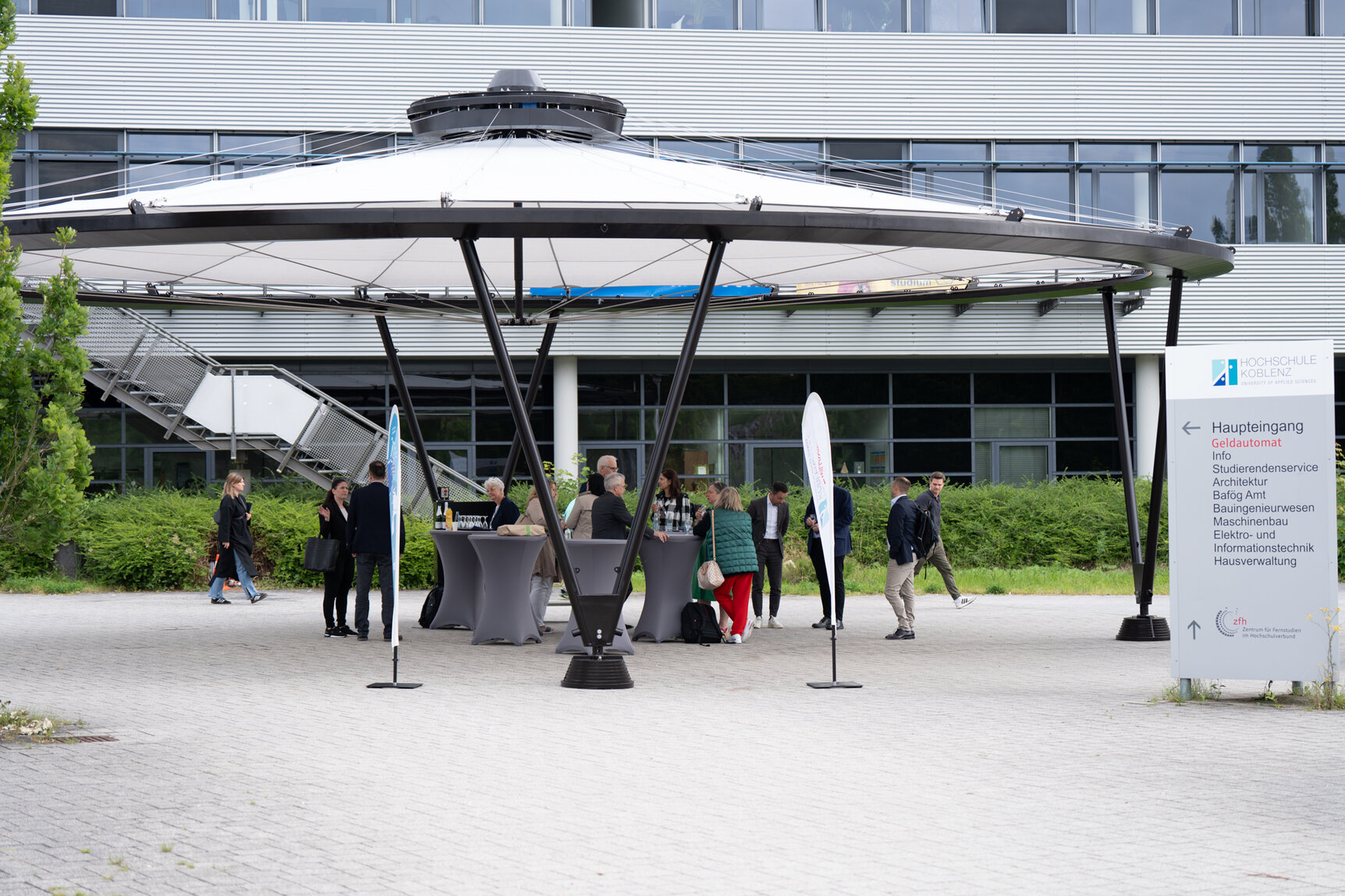 Forschungspavillion vor der Hochschule Koblenz