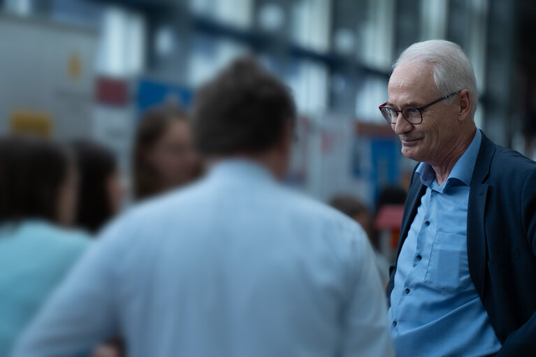 Ein paar Männer stehen zusammen bei einer Veranstaltung.