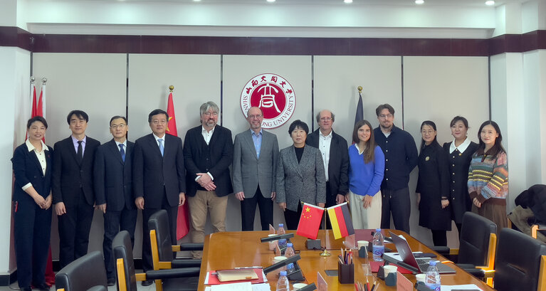 Gruppenfoto der Beteiligten bei den ersten Verhandlungen in China