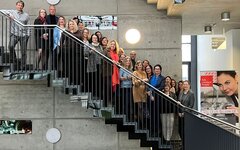 Frauen und Männer auf einer Treppe.