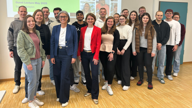 Studierendengruppe mit Sandra Babylon, Prof. Dr. Julia Daecke und E-Learning Beauftragte Dagmar Marquart