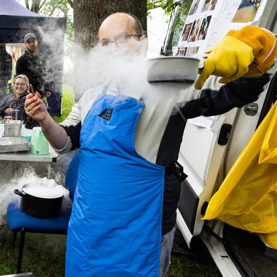 Ein Mann mit Arbeitskittel und Gaswolke