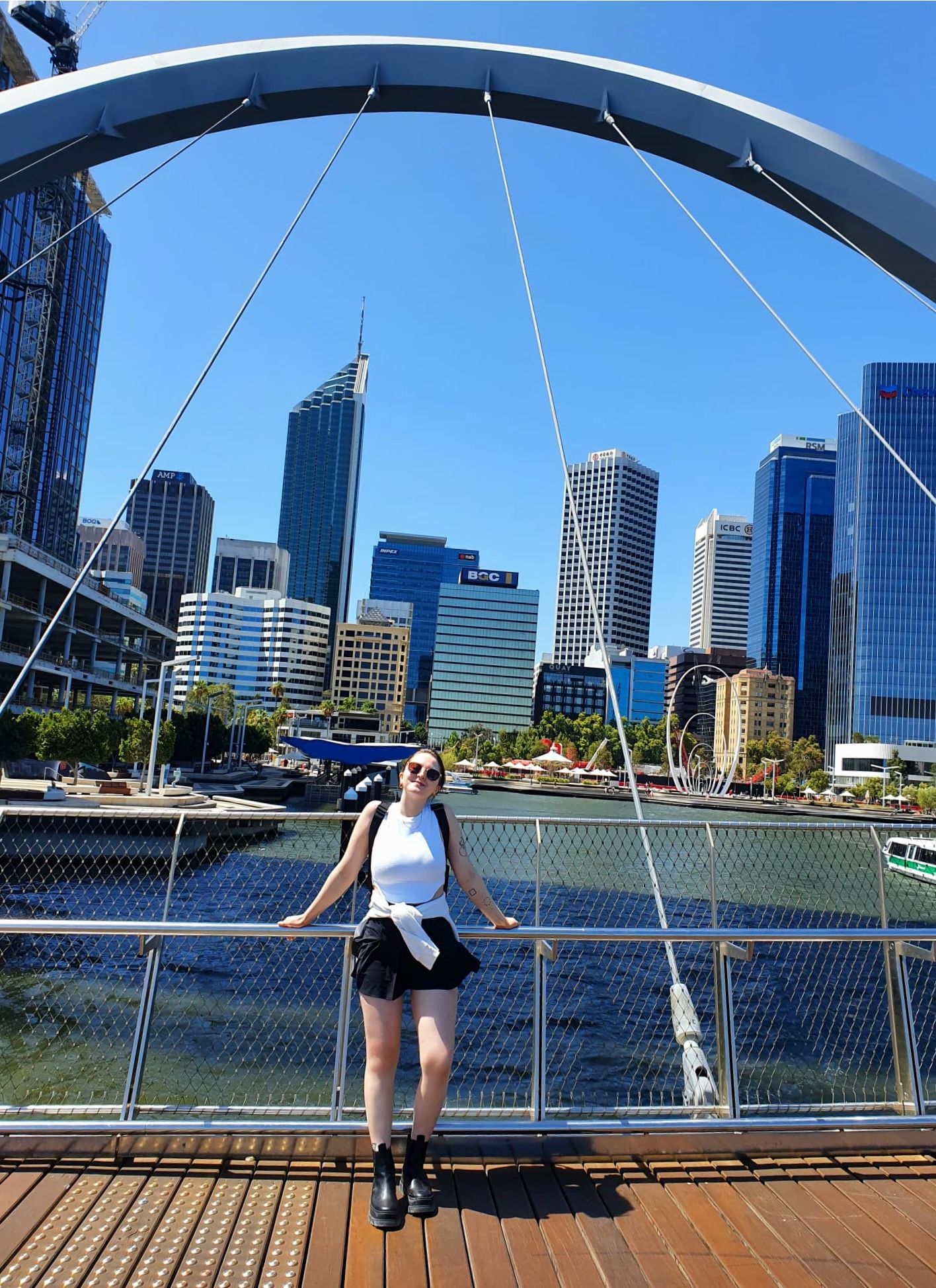 Studentin vor Skyline in Perth