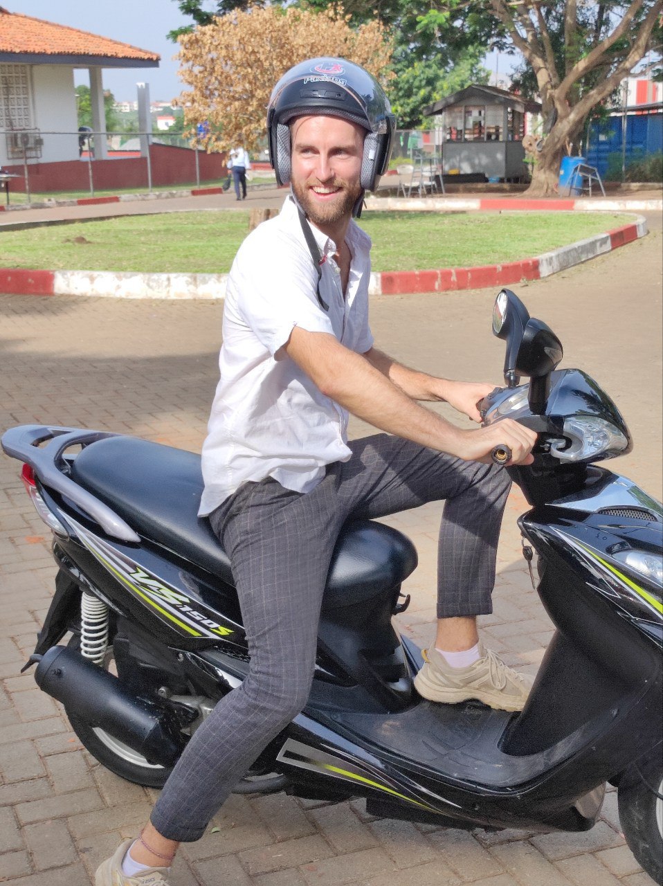 Student auf Motorroller in Ghana