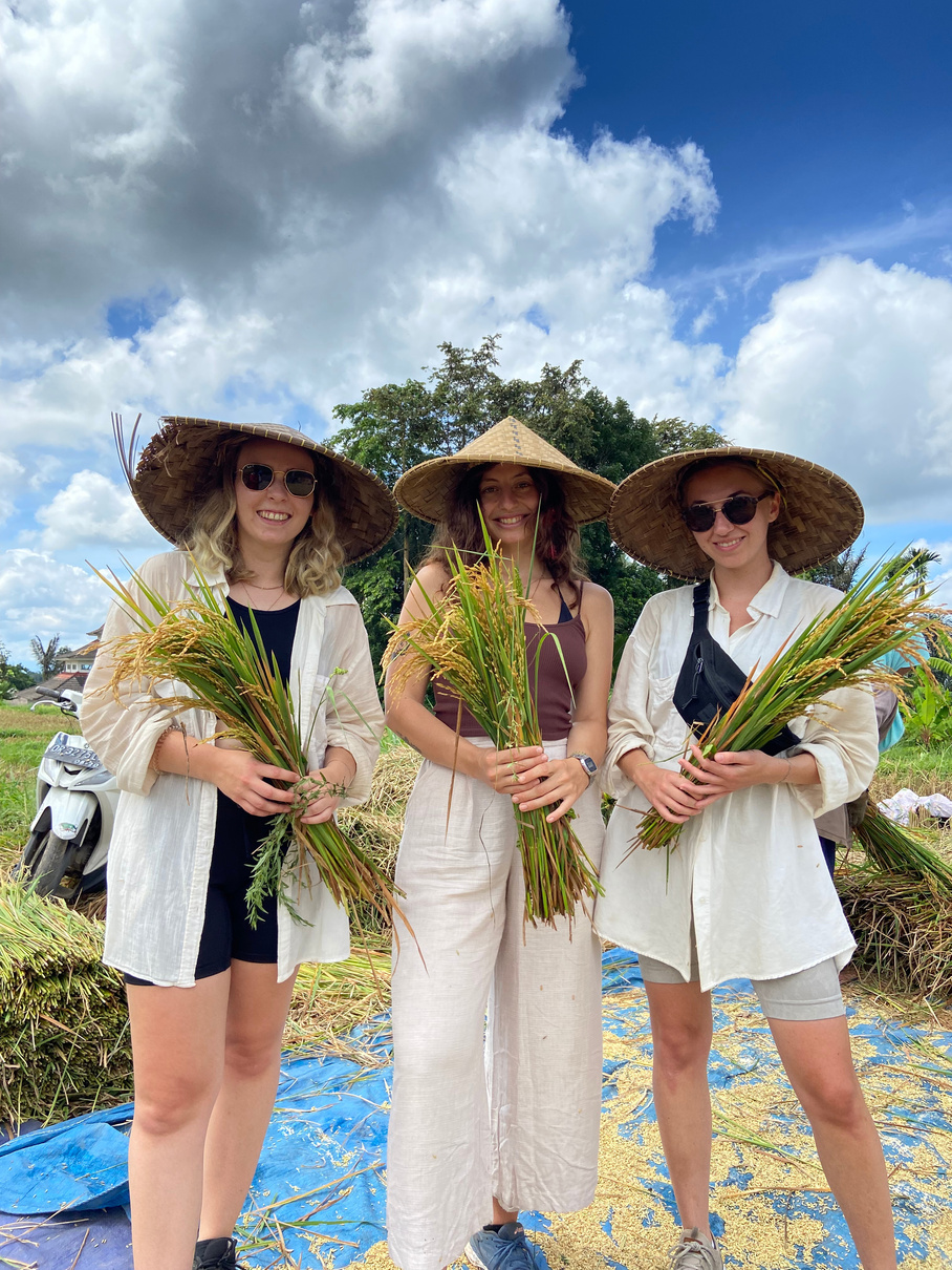 Ina und Kommilitoninen beim Ausflug auf Bali