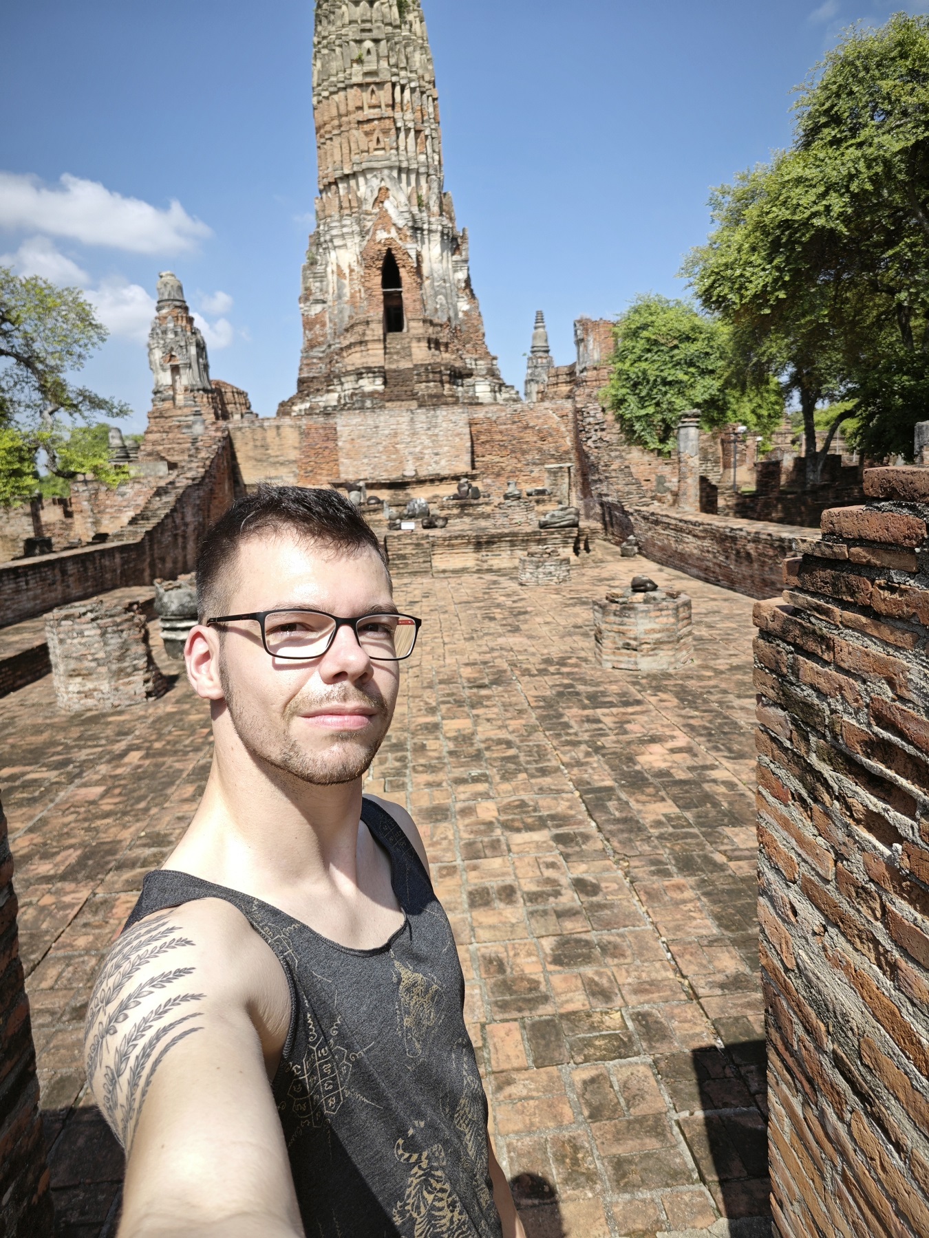 Student vor Tempel in Thailand