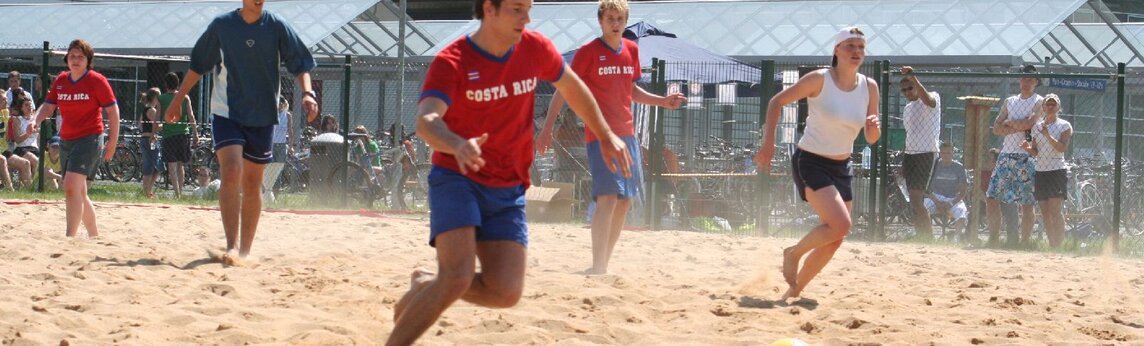 Studenten spielen Beachsoccer